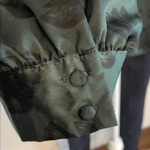 Ava & Viv - Black Floral Design on a Dark Green Blouse size 3X - Picture 6 of 10